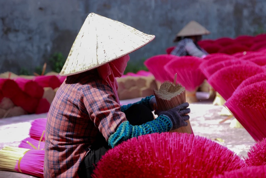 Những bó hương được phơi khô tại làng Cao Thôn