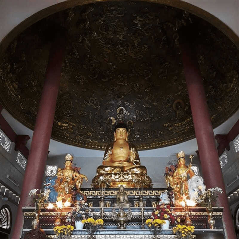 Điện thờ chính của Linh Sơn Bửu Thiền Tự với cách bài trí đơn giản, trang nghiêm, thanh tịnh