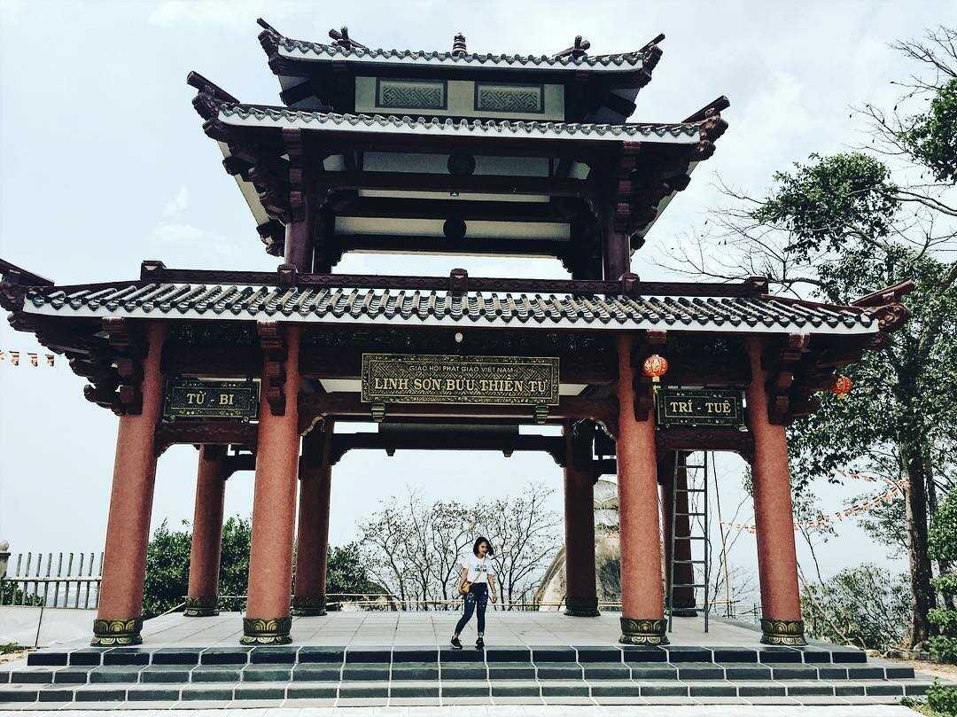 Cổng Linh Sơn Bửu Thiền Tự huyền ảo dưới ánh nắng mặt trời, được ví như phiên bản khác của &quot;Cổng trời Linh Quy Pháp Ấn&quot;
