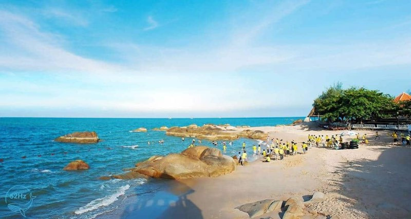 Bãi biển Long Hải với cát trắng, biển xanh biếc và hàng dừa thơ mộng