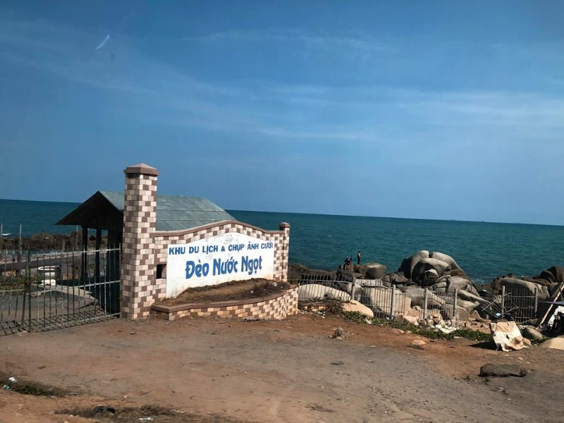 Cảnh quan hùng vĩ tại Đèo Nước Ngọt Long Hải với con đường uốn lượn và núi xanh