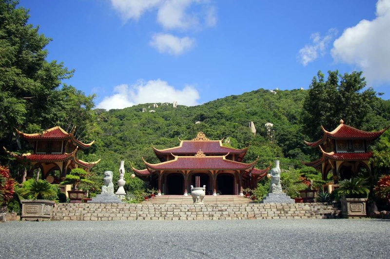 Thiền viện Trúc Lâm Chân Nguyên (Chùa Khỉ) với vẻ đẹp cổ kính và đàn khỉ thân thiện