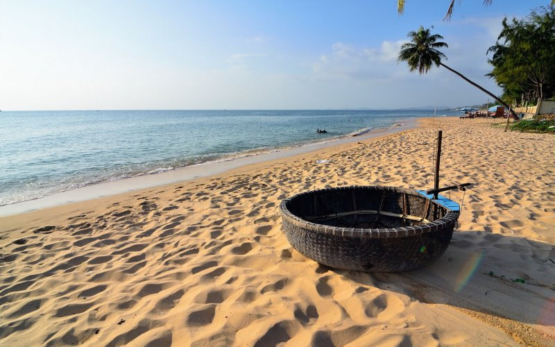 Bãi biển Hồ Cốc hoang sơ với làn nước trong xanh và bãi cát mịn lý tưởng để cắm trại