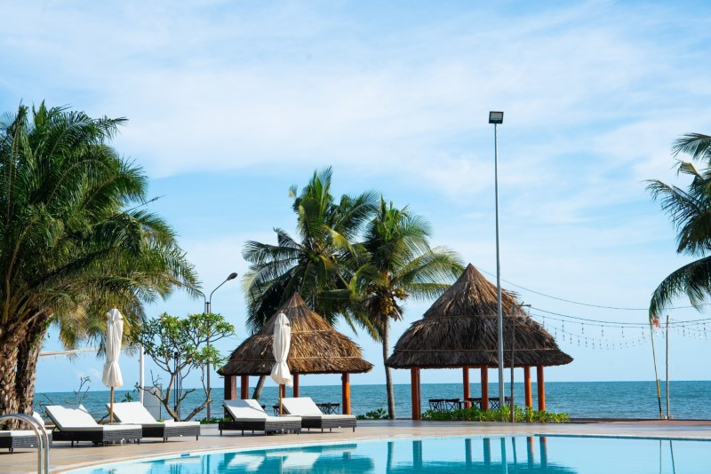 Hồ bơi vô cực và tiện ích đẳng cấp tại Palace Long Hai Resort