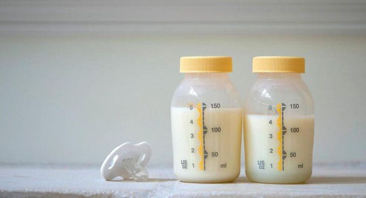 Sữa mẹ vắt ra nếu bảo quản trong tủ lạnh quá lâu có thể bị hỏng và có mùi chua