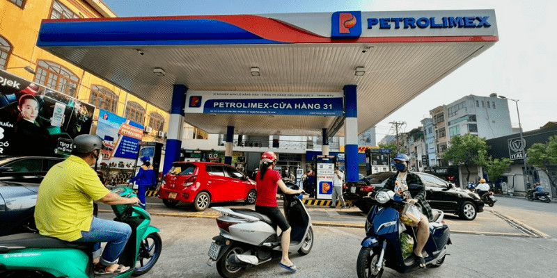 Trạm xăng dầu 24/24 sáng đèn, phục vụ khách hàng vào ban đêm tại Hồ Chí Minh
