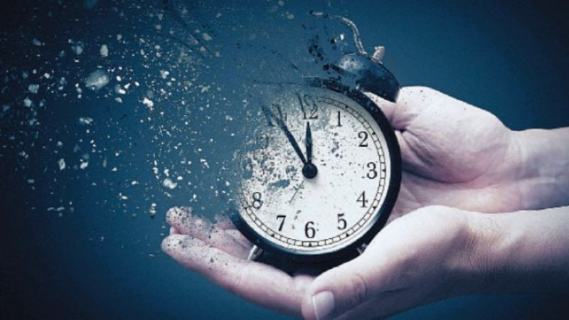 Đồng hồ tượng trưng cho dòng chảy thời gian và cách tính các thế kỷ