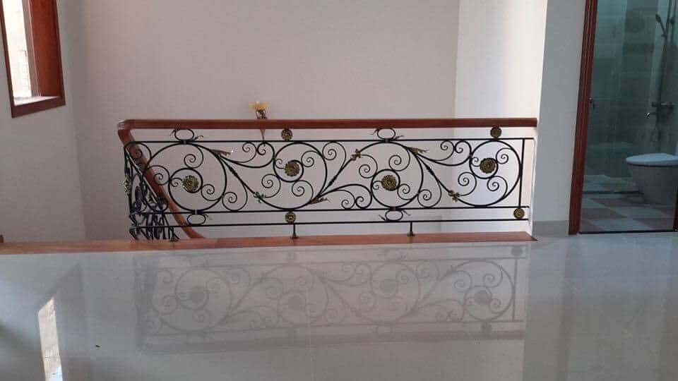 Lan can sắt uốn đẹp với họa tiết hoa lá Mẫu 013