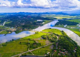 Nghệ An thuộc miền Trung Việt Nam, giáp biển và các tỉnh thành lân cận cùng nước Lào