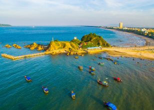 Bãi biển Cửa Lò với bờ cát dài, nước biển xanh mát là điểm đến du lịch nổi tiếng của Nghệ An