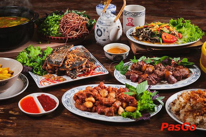 Toàn cảnh nhà hàng Bò Tơ Quán Mộc Thái Thịnh với kiến trúc mộc mạc và cây xanh