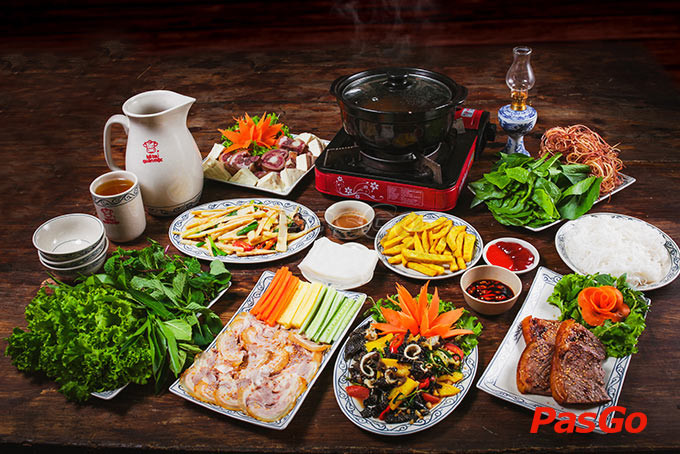 Không gian bên trong Bò Tơ Quán Mộc Thái Thịnh với bàn ghế gỗ và cây xanh trang trí