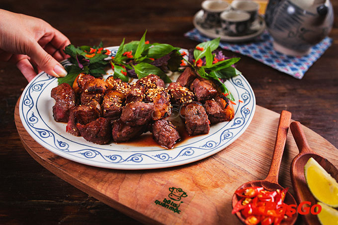 Món bò tơ nướng tảng đang được nướng trên than hồng, hấp dẫn vị giác