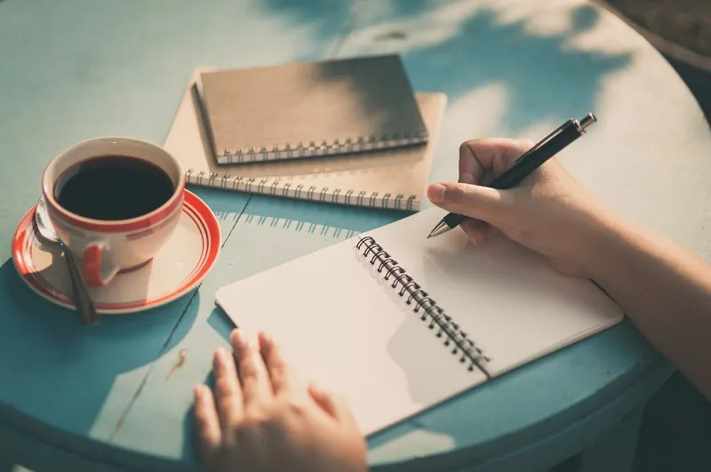 Những hoạt động đa dạng như vẽ, đọc sách và viết lách giúp phát triển chỉ số sáng tạo CQ