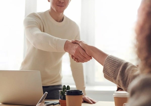 Nhóm người làm việc trong môi trường chuyên nghiệp, tượng trưng cho tính cách đáng tin cậy và tinh thần trách nhiệm cao của người có nốt ruồi ở tay phải