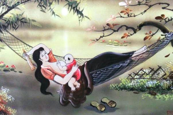 Mẹ âu yếm ru con ngủ với lời hát nhẹ nhàng