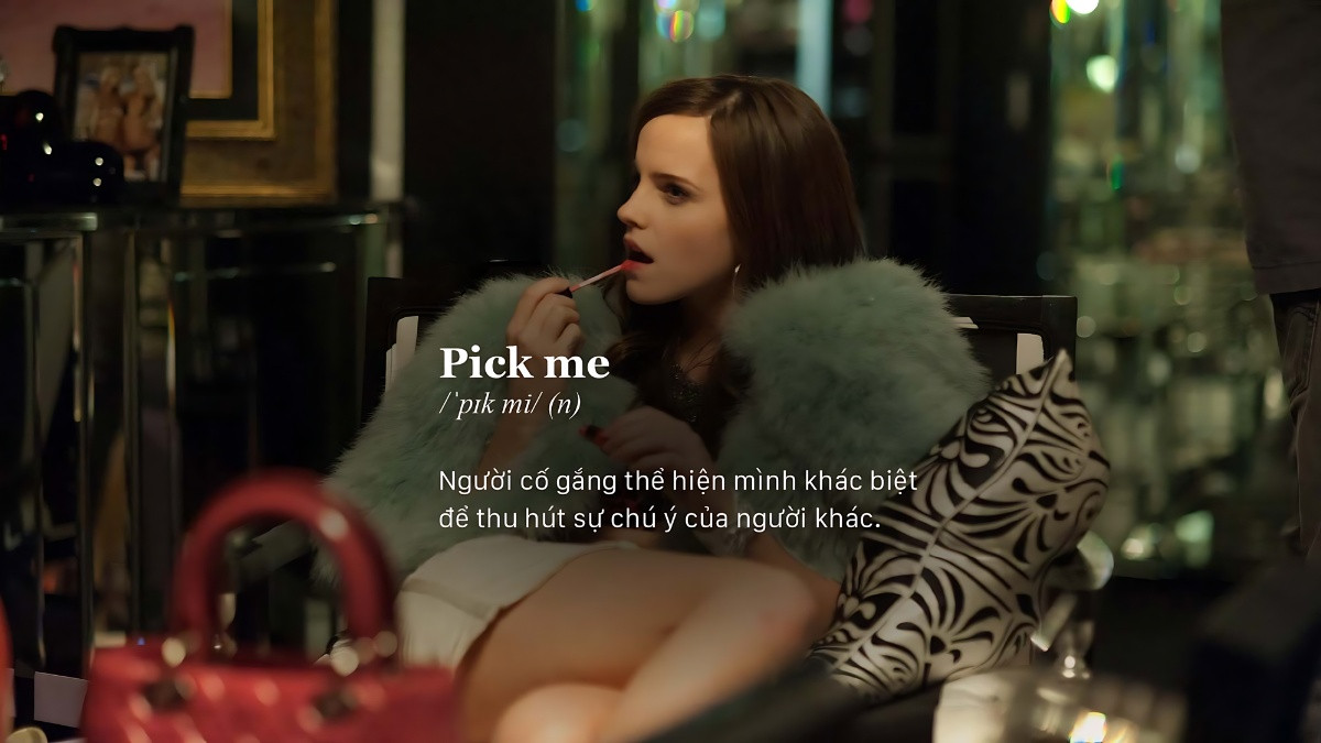 Hành động thể hiện bản thân khác biệt để thu hút sự chú ý, minh họa khái niệm Pick me là gì