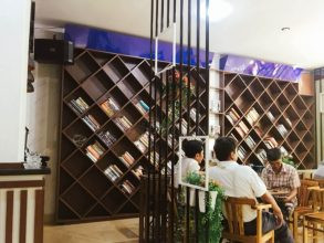 Sach Coffee có nhiều đầu sách hay và không gian rộng rãi