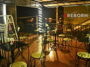 Reborn Coffee xinh đẹp về đêm với ánh đèn vàng ấm áp