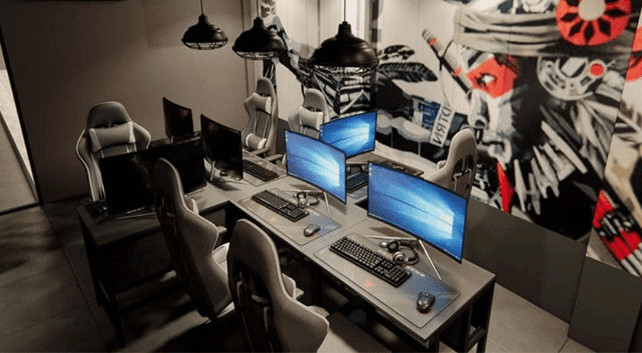 Phòng riêng tại quán net dành cho nhóm bạn hoặc thi đấu eSports
