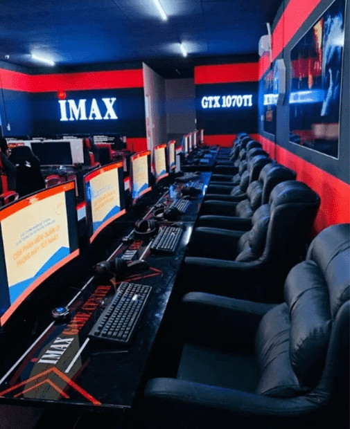 Khu vực phòng VIP tại quán net với trang bị máy tính cấu hình cao và ghế gaming sang trọng