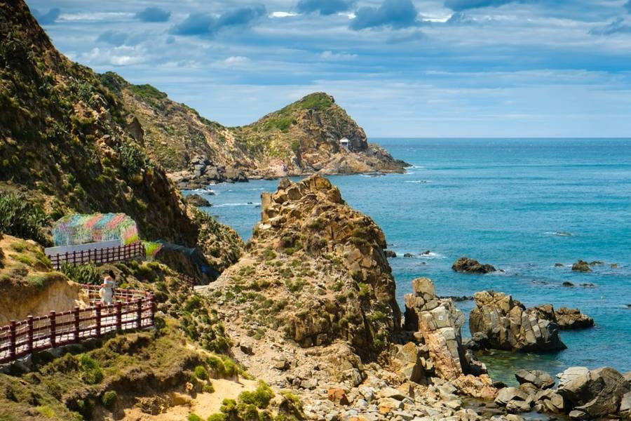 Eo Gió Quy Nhơn với địa hình núi đá hùng vĩ và khung cảnh biển đẹp để check-in.