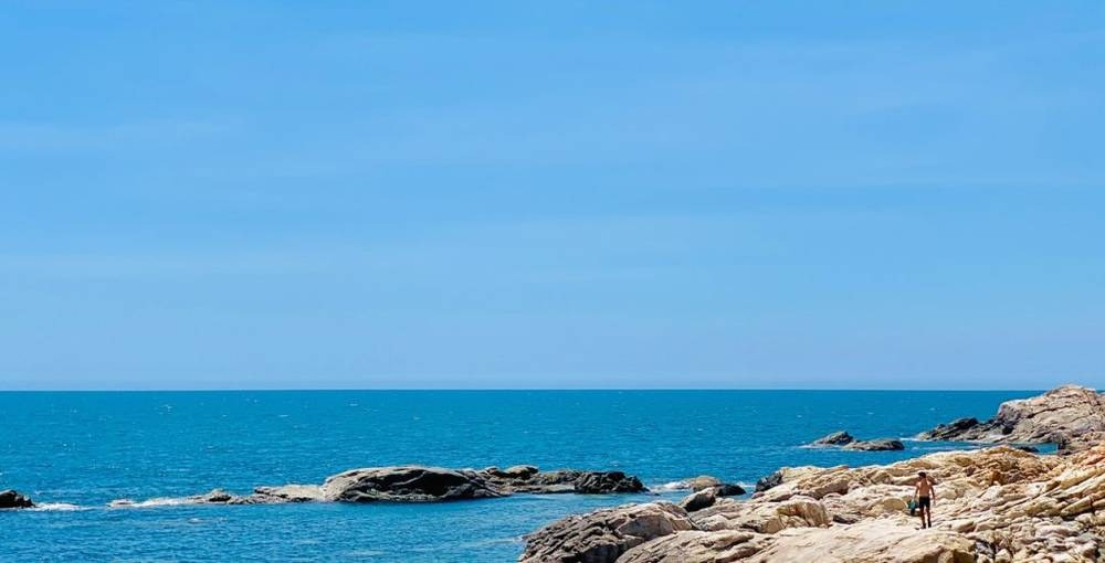 Bãi biển hoang sơ và núi non hùng vĩ tại Quy Nhơn, miền Duyên hải Nam Trung Bộ Việt Nam.