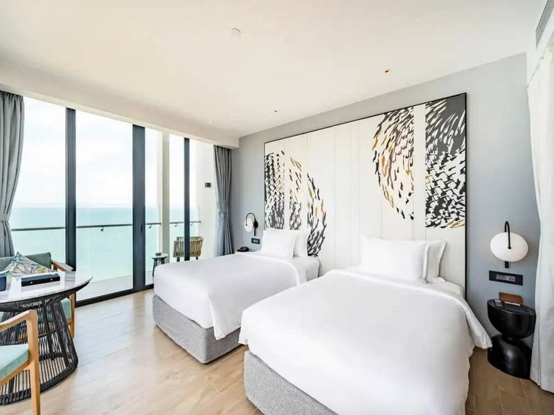 Nội thất phòng nghỉ hiện đại và ban công hướng biển tại Anya Premier Hotel Quy Nhon.