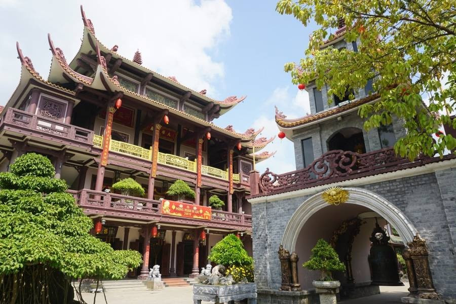 Kiến trúc cổ kính của Chùa Thiên Hưng, một phần của tour du lịch văn hóa Quy Nhơn.