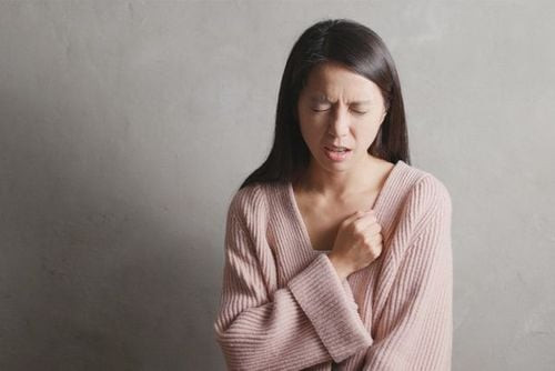 Một trong các tác dụng phụ của thuốc tránh thai khẩn cấp là đau ngực.