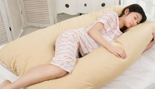Tư thế nằm nghiêng giúp giảm đau và khó chịu cho vết mổ đẻ bị sưng cứng