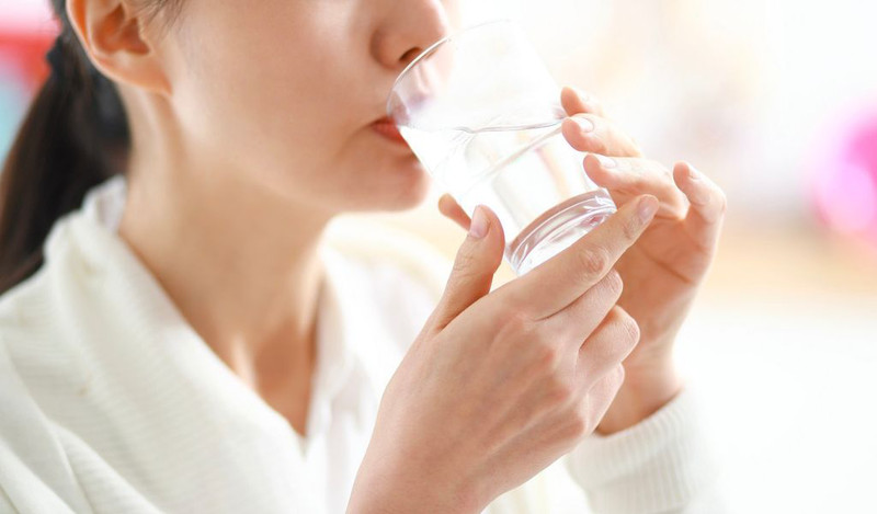 Uống đủ nước mỗi ngày giúp thúc đẩy quá trình đẩy sỏi thận ra ngoài