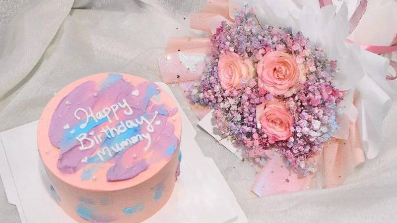 Hình nền bánh sinh nhật và hoa lá đẹp mắt, phù hợp với mọi loại màn hình máy tính