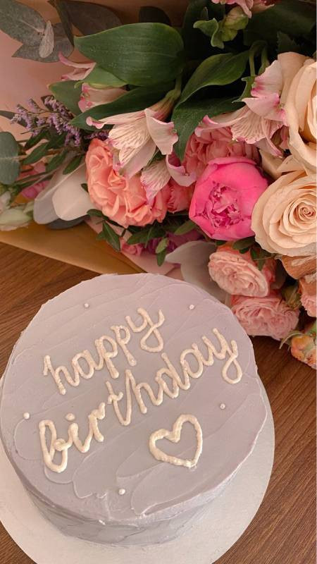 Hình ảnh bánh sinh nhật đẹp với hoa baby, thể hiện sự thuần khiết và ngọt ngào