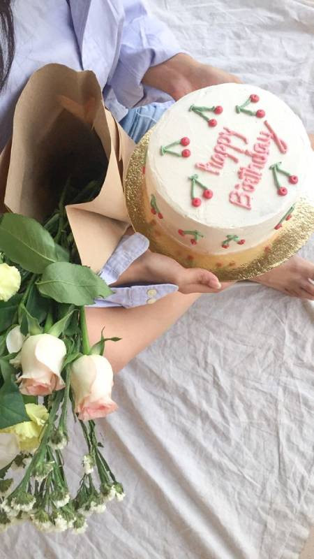 Mẫu hình nền bánh sinh nhật đẹp và hoa cúc họa mi, tươi tắn và đáng yêu cho di động