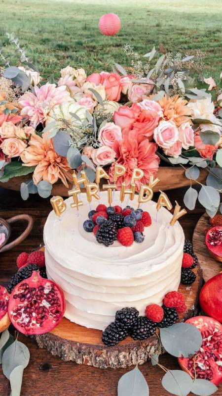 Hình bánh sinh nhật đẹp và hoa tươi rực rỡ, lý tưởng làm hình nền điện thoại