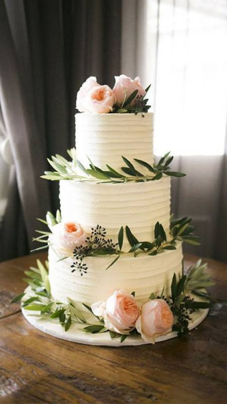 Hình bánh sinh nhật và hoa tươi rực rỡ, tạo giao diện sống động cho điện thoại