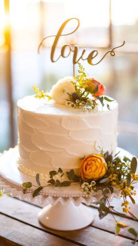 Mẫu hình nền bánh sinh nhật đẹp với hoa anh đào nhẹ nhàng, mang cảm giác bình yên