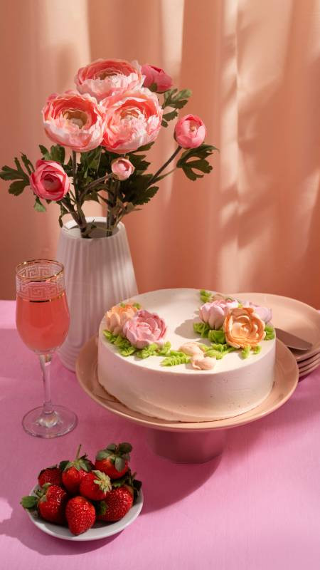 Hình ảnh bánh sinh nhật đẹp và hoa đồng tiền rực rỡ, khơi dậy niềm vui trên màn hình