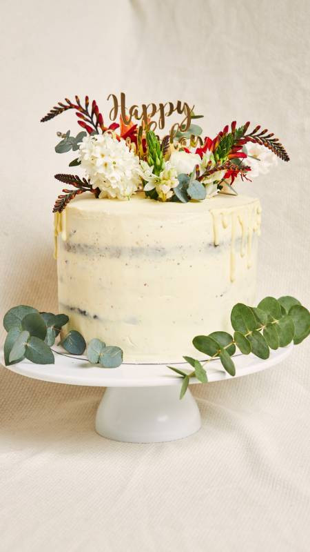 Ảnh bánh kem sinh nhật đẹp với hoa cẩm tú cầu, tạo vẻ đẹp hài hòa và tinh tế