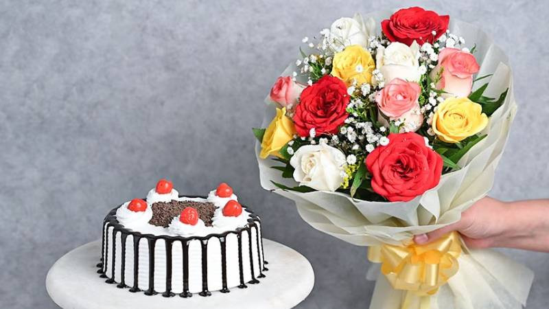 Sự kết hợp hoàn hảo giữa hoa tươi và bánh sinh nhật, thể hiện tình yêu và hạnh phúc ngập tràn