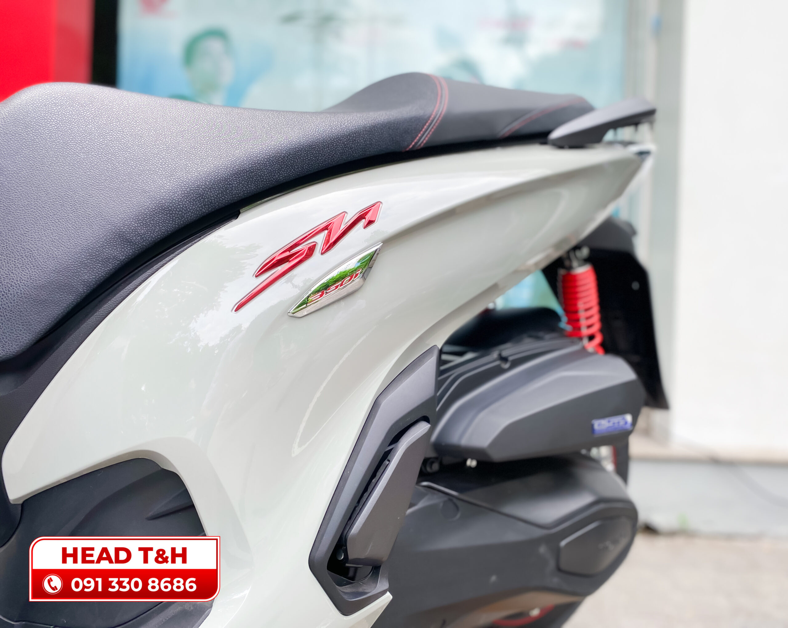 Tem xe 3D tinh xảo trên thân xe Honda SH 350i