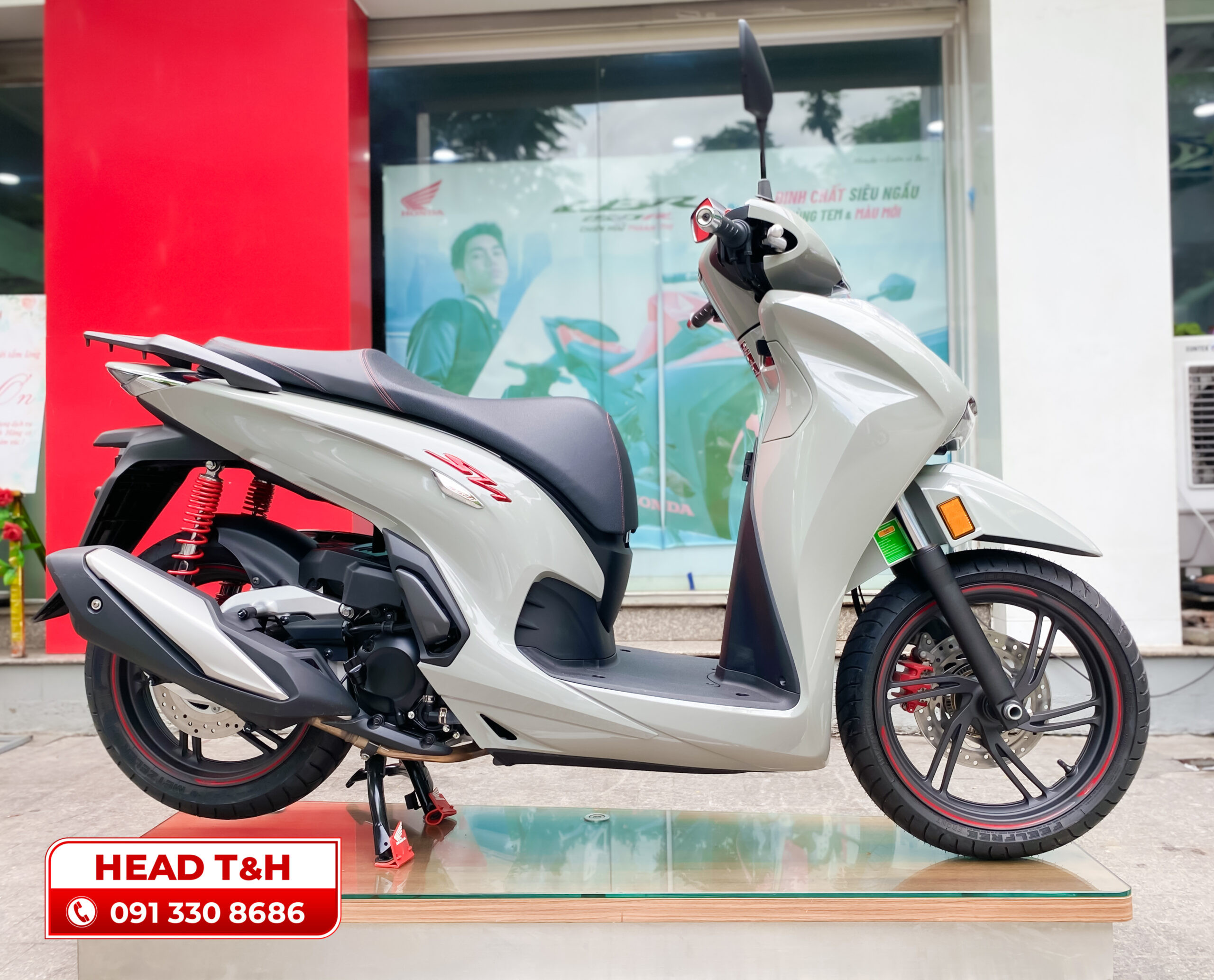 Thân xe Honda SH 350i với thiết kế sang trọng, hiện đại