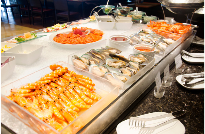Quầy line buffet đầy ắp món nướng hấp dẫn tại Buffet Khói Quận 7.