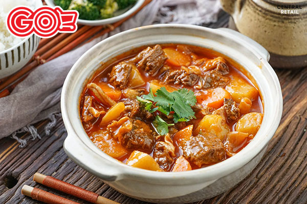 Món thịt bò hầm bia mềm nhừ, đậm đà, ăn kèm bánh mì nóng hổi.