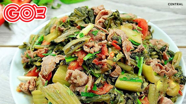 Món thịt bò xào dưa chua hấp dẫn, màu sắc bắt mắt, vị chua ngọt hài hòa.