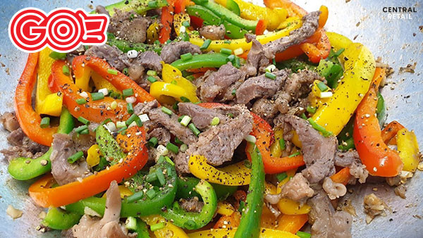 Thịt bò xào ớt chuông với sắc đỏ, xanh, vàng rực rỡ, thịt mềm ngọt.