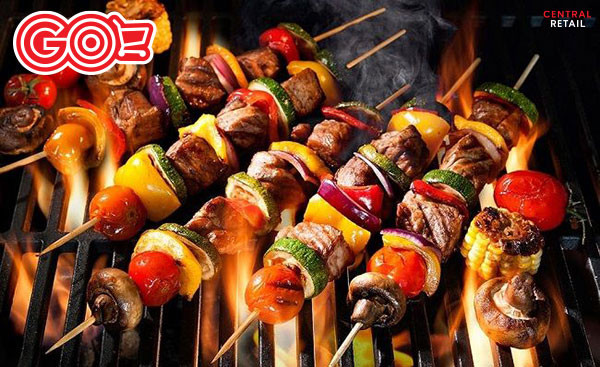 Những xiên thịt bò nướng rau củ đa sắc, đậm đà gia vị, thơm ngon khó cưỡng.