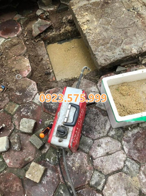 Hình ảnh đường cống bị tắc nghẽn nghiêm trọng, cần dịch vụ thông tắc cống tại Vinh