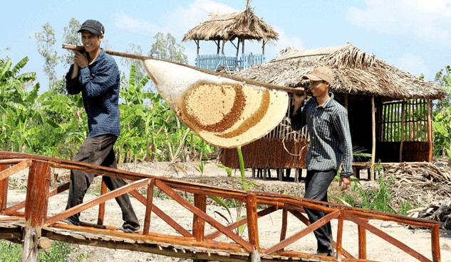 Cảnh An cùng Cò và tía nuôi đi lấy mật trong rừng U Minh, minh họa cho tác phẩm &quot;Đi lấy mật&quot; của Đoàn Giỏi